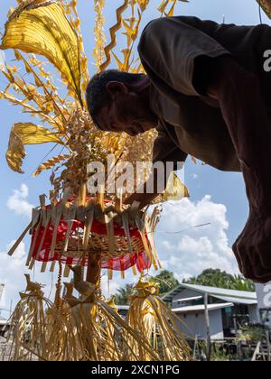 Ein Mann bereitet traditionelle Requisiten für das Serahang-Ritual von Melanau während des Kaul Festivals vor Stockfoto