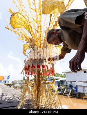 Ein Mann bereitet traditionelle Requisiten für das Serahang-Ritual von Melanau während des Kaul Festivals vor Stockfoto