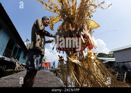 Ein Mann bereitet traditionelle Requisiten für das Serahang-Ritual von Melanau während des Kaul Festivals vor Stockfoto