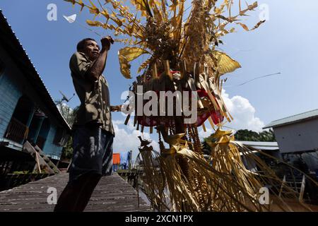 Ein Mann bereitet traditionelle Requisiten für das Serahang-Ritual von Melanau während des Kaul Festivals vor Stockfoto