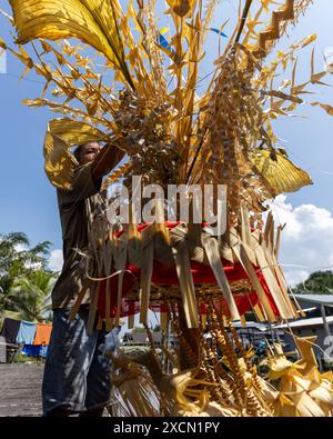 Ein Mann bereitet traditionelle Requisiten für das Serahang-Ritual von Melanau während des Kaul Festivals vor Stockfoto