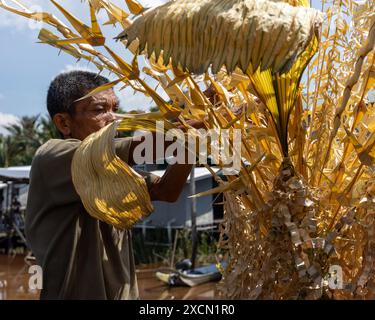 Ein Mann bereitet traditionelle Requisiten für das Serahang-Ritual von Melanau während des Kaul Festivals vor Stockfoto