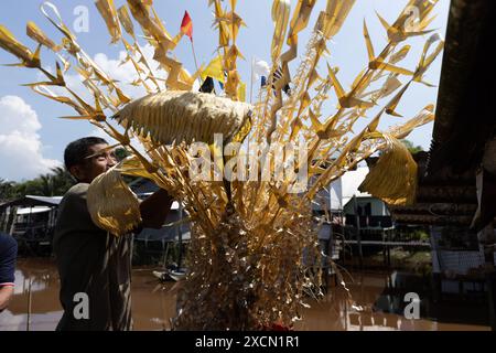 Ein Mann bereitet traditionelle Requisiten für das Serahang-Ritual von Melanau während des Kaul Festivals vor Stockfoto