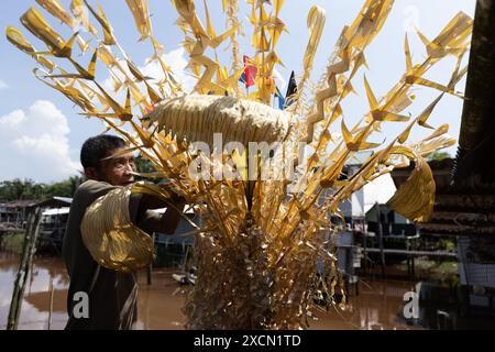 Ein Mann bereitet traditionelle Requisiten für das Serahang-Ritual von Melanau während des Kaul Festivals vor Stockfoto