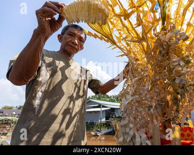 Ein Mann bereitet traditionelle Requisiten für das Serahang-Ritual von Melanau während des Kaul Festivals vor Stockfoto