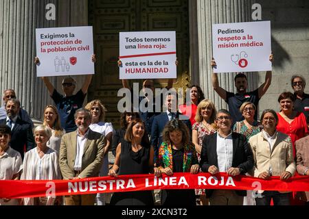 Madrid, Spanien. Juni 2024. Die Präsidentin des Abgeordnetenkongresses, Francina Armengol (4L), und der Sprecher der PSOE im Kongress, Patxi López (3R), während der Schweigeminute für den Schutz und den Respekt der Bevölkerung, des Gesundheitspersonals und der Ärzte in Kriegskonflikten, auf den Spuren des Kongresses der Abgeordneten in Madrid. Quelle: SOPA Images Limited/Alamy Live News Stockfoto