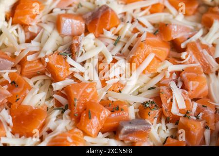 Fischtorte. Stück französischer Kuchen mit Lachs und Käse. Quiche lauren mit Fisch. Nahaufnahme Draufsicht Stockfoto