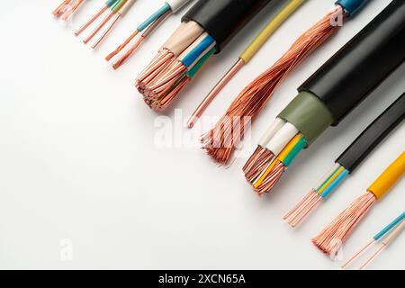 Mehrfarbige Elektrische Drähte Mit Freiliegenden Kupferlitzen Stockfoto