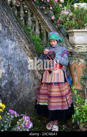 Blumen-Hmong-Frau stickt im Hmong Kings Palace (Vau Meo) in Bac Ha, Lao Cai Provinz, Vietnam Stockfoto