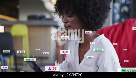 Bild von Social-Media-Ikonen über afroamerikanische Geschäftsfrau Stockfoto