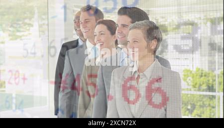 Bild eines Handelsplatzes über verschiedene, lächelnde Kollegen, die im Büro nebeneinander stehen Stockfoto