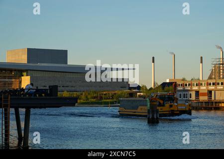 Die Königliche Dänische Oper auf der Insel Holmen in Kopenhagen bei Sonnenuntergang, Abendlicht. Architekt Henning Larsen. Stockfoto