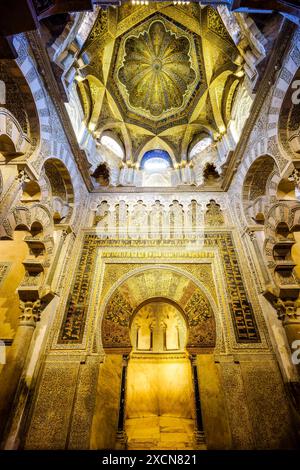 Mihrab, Tor und Kuppel der Maqsura, erbaut während der Erweiterung der Moschee-Kathedrale von Cordoba, Andalusien, Spanien Stockfoto