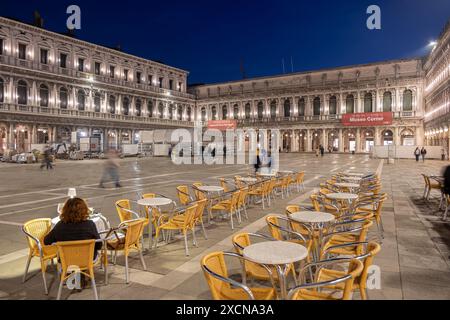 Stadt Venedig bei Nacht, Italien, Esstische im Freien auf der Piazza San Marco - Markusplatz, Blick in Richtung Museo Correr. Stockfoto