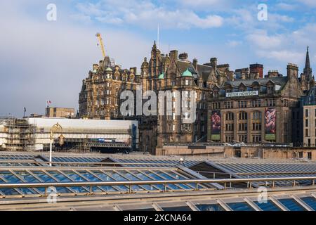 City of Edinburgh in Schottland, Großbritannien, City Art Centre mit großer Retrospektive der Gebäude Peter Howson und Scotsman Picturehouse, Dachterrasse des Waverley R. Stockfoto