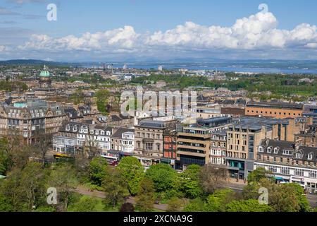 Edinburgh in Schottland, Großbritannien. Stadtzentrum mit Gebäuden entlang der Princes Street, vom Castle Hill aus gesehen. Stockfoto