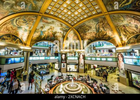 Galerias Pacifico, Fresken in der Kuppel der Galerien. Die Mitteltafel im Bild wurde von Antonio Berni, Buenos Aires, republica Argent gemalt Stockfoto