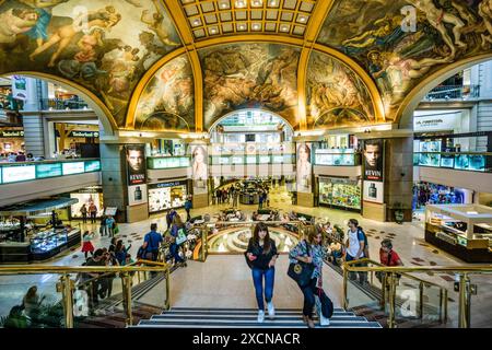 Galerias Pacifico, Fresken in der Kuppel der Galerien. Die Mitteltafel im Bild wurde von Antonio Berni, Buenos Aires, republica Argent gemalt Stockfoto