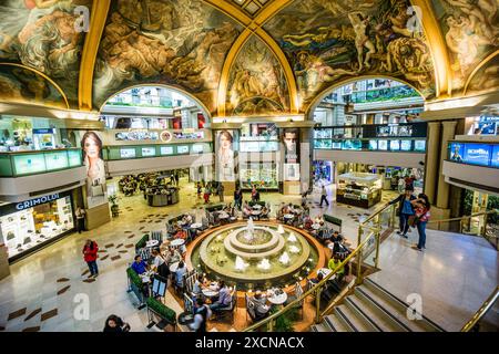 Galerias Pacifico, Fresken in der Kuppel der Galerien. Die Mitteltafel im Bild wurde von Antonio Berni, Buenos Aires, republica Argent gemalt Stockfoto