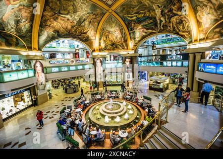 Galerias Pacifico, Fresken in der Kuppel der Galerien. Die Mitteltafel im Bild wurde von Antonio Berni, Buenos Aires, republica Argent gemalt Stockfoto