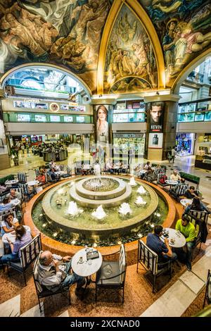 Galerias Pacifico, Fresken in der Kuppel der Galerien. Die Mitteltafel im Bild wurde von Antonio Berni, Buenos Aires, republica Argent gemalt Stockfoto