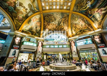 Galerias Pacifico, Fresken in der Kuppel der Galerien. Die Mitteltafel im Bild wurde von Antonio Berni, Buenos Aires, republica Argent gemalt Stockfoto