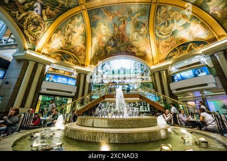 Galerias Pacifico, Fresken in der Kuppel der Galerien. Die Mitteltafel im Bild wurde von Antonio Berni, Buenos Aires, republica Argent gemalt Stockfoto