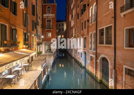 Venedig Stadt bei Nacht in Italien, Kanal im Viertel San Marco mit Caffe al Ponte und Restaurant Ristorante Ai Dogi Veneziani, Blick vom Ponte dei Dai br Stockfoto