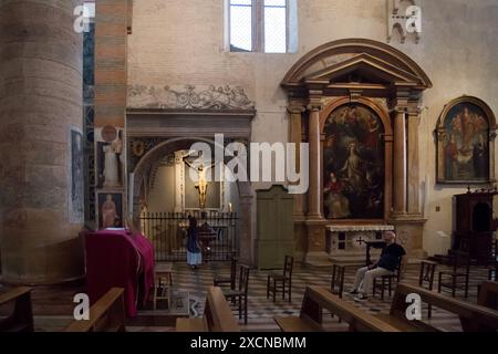 Holzkreuz aus dem 15. Jahrhundert in Cappella del Crocifisso (Kapelle des Kreuzes), dem ältesten Teil der Kirche, und Altare Mazzoleni (Mazzoleni-Altar) Stockfoto