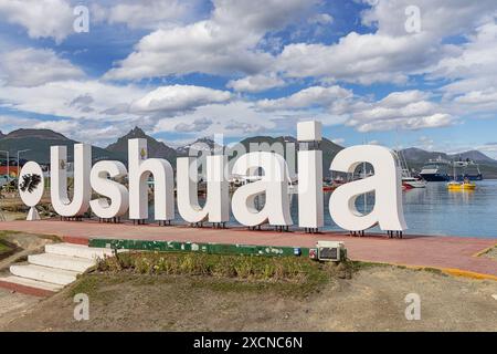 Editorial: USHUAIA, ARGENTINIEN, 24. Januar 2024 - Zeichen der Stadt Ushuaia mit dem Hafen im Hintergrund Stockfoto