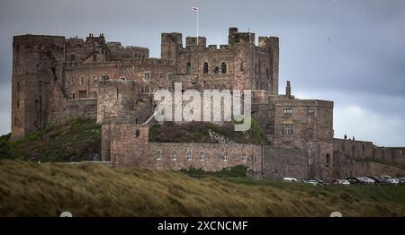 Bamburgh Castle, das sich an der Nordsee im Norden Englands befindet, ist ein Beispiel für normannische Architektur, die im 11. Jahrhundert erbaut wurde. Stockfoto