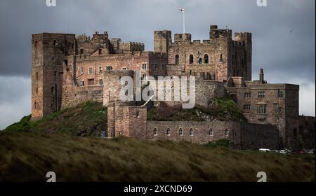Bamburgh Castle, das sich an der Nordsee im Norden Englands befindet, ist ein Beispiel für normannische Architektur, die im 11. Jahrhundert erbaut wurde. Stockfoto