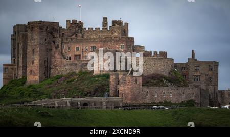 Bamburgh Castle, das sich an der Nordsee im Norden Englands befindet, ist ein Beispiel für normannische Architektur, die im 11. Jahrhundert erbaut wurde. Stockfoto