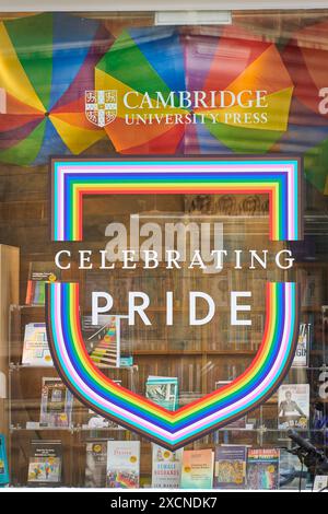 „Celebrating Pride“-Abzeichen an einem Fenster im Cambridge University Bookshop Press (CUP), University of Cambridge, England. Stockfoto