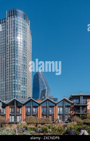 Bernie Spain Gardens, Broadwall Housing, Southbank Tower und One Blackfriars. Southbank, London. Stockfoto