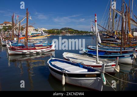 Bezaubernde Pointus-Boote im malerischen Hafen von Sanary-sur-Mer Stockfoto