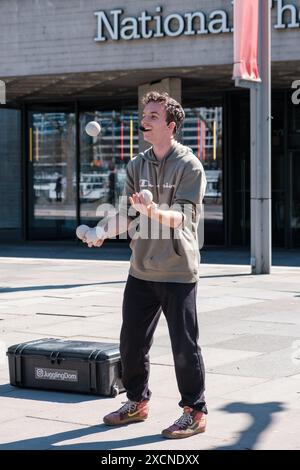 Domenyk La Terra jongliert vor dem National Theatre, am Queen’s Walk, Southbank, London. Stockfoto