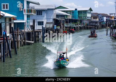 Pulau Ketam: Ruhiges Leben am Wasser und lebendige Pfahlhäuser in Malaysia Stockfoto