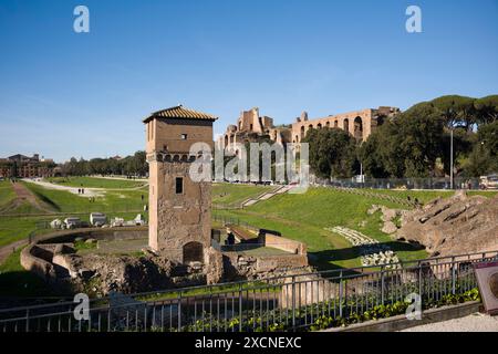 Rom. Italien. Circo Massimo (Circus Maximus) mit dem mittelalterlichen Torre della Moletta im Vordergrund und Resten der Kaiserpaläste auf dem Palatin Stockfoto