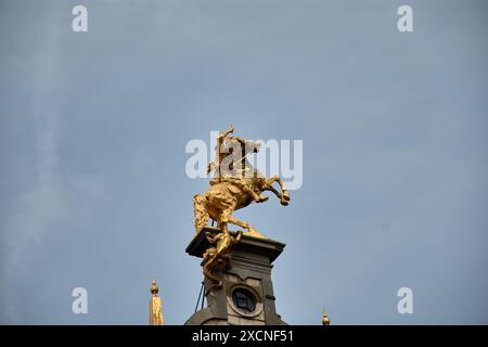Antwerpen / Antwerpen, Belgien. Statue von St. George und dem Drachen auf dem Dach eines Gebäudes in Grote Mark Stockfoto