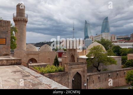 Flammentürme aus dem Palast der Shirwanschahs, Altstadt, Baku, Aserbaidschan Stockfoto