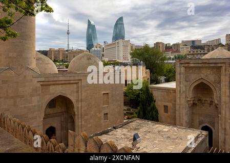 Flammentürme aus dem Palast der Shirwanschahs, Altstadt, Baku, Aserbaidschan Stockfoto