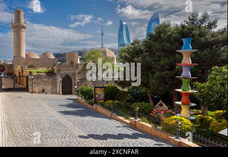 Flammentürme aus dem Palast der Shirwanschahs, Altstadt, Baku, Aserbaidschan Stockfoto