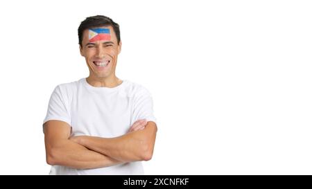 Mann, der mit philippinischer Flagge auf dem Gesicht steht und lächelt Stockfoto