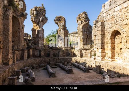 In den Ruinen der Bäder in der antiken Stadt Perge in der Nähe von Antalya in der Türkei an einem sonnigen Tag mit blauem Himmel und ohne Menschen, ein klassischer Touristenausflug. Stockfoto