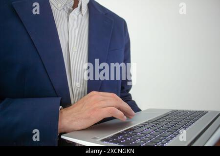 Geschäfts-, Finanz- und Investitionskonzept. Mann mit Laptop Stockfoto