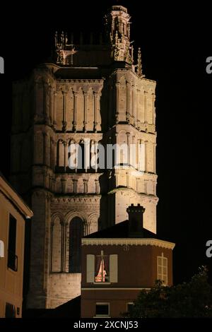 Kathedrale Saint-Etienne bei Nacht, Sens, Burgund, Département Yonne, Region Bourgogne-Franche-Comte, Frankreich Stockfoto