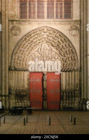 Kathedrale Saint-Etienne bei Nacht, Sens, Burgund, Département Yonne, Region Bourgogne-Franche-Comte, Frankreich Stockfoto