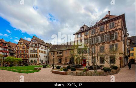 Fachwerkhäuser und Corps de Garde gegenüber der Kathedrale, Altstadt von Colmar, Oberrhein-Departement, Elsass, Frankreich Stockfoto