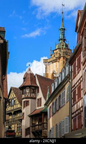 Maison Pfister und Turm der St. Martin's Cathedral, Altstadt von Colmar, Oberrhein Département, Elsass, Frankreich Stockfoto